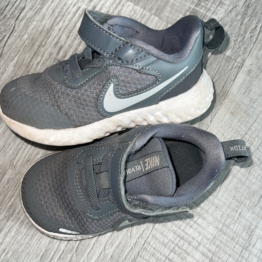 Nike Revolution Velcro sneakers toddler size 6